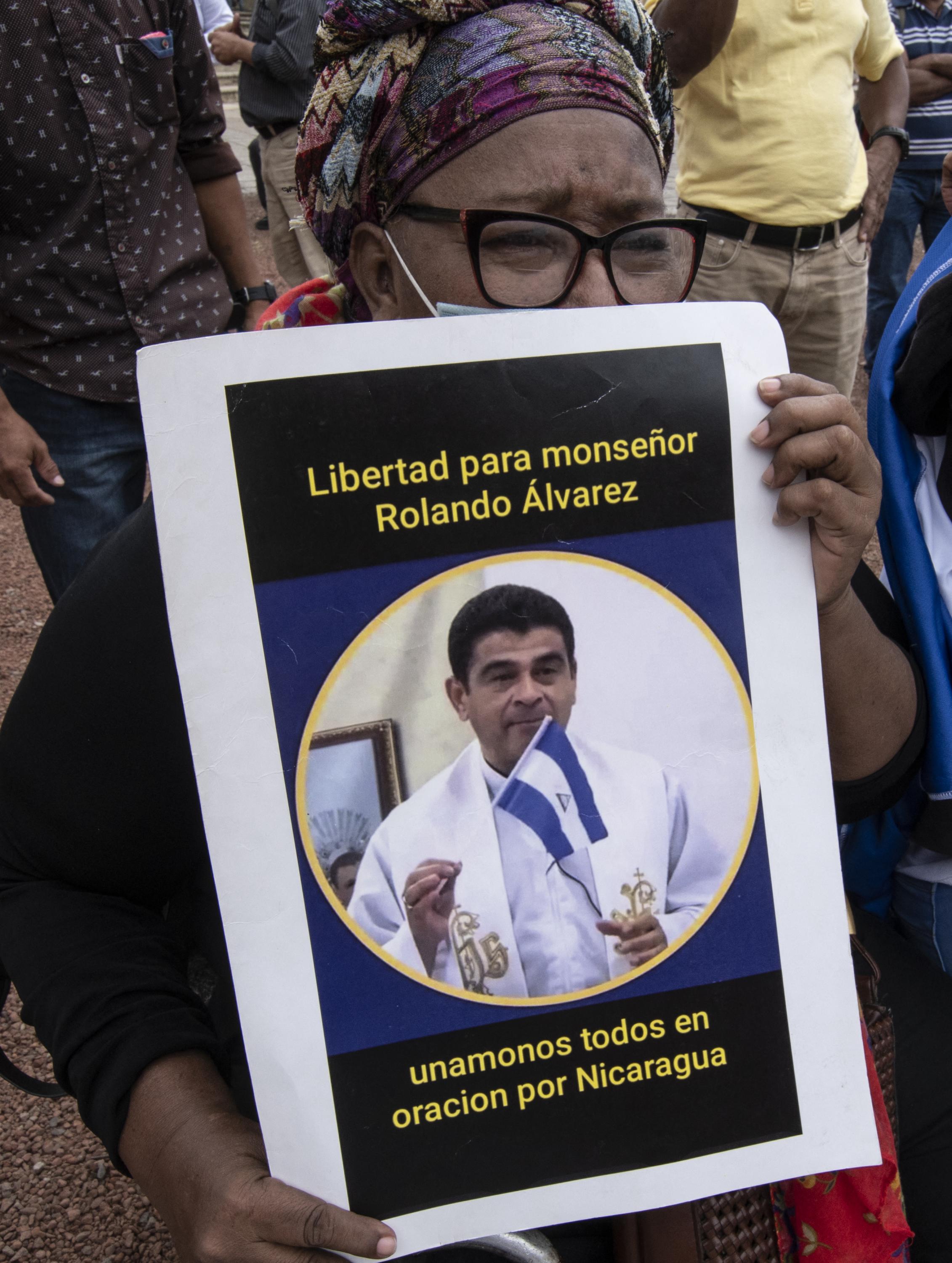 Nicaragüenses exiliados en Costa Rica participan en una protesta para exigir la liberación del arzobispo Rolando Álvarez, quien se negó a ser abordar el avión que trasladó a más de 200 presos políticos hacia Washington D.C. para su liberación. Foto de El Faro: Ezequiel Becerra.