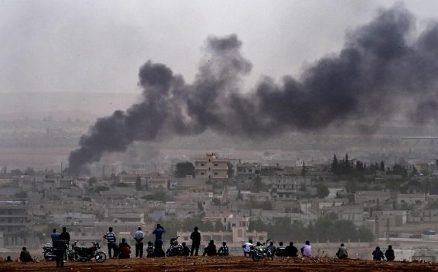 Kurdos residentes en Turquía observan en noviembre de 2014 los combates en Kobane, ciudad siria asediada por el grupo yihadista Estado Islámico. Pese a la cercanía de la frontera, las tropas turcas no están apoyando en la defensa de esta ciudad. Foto archivo El Faro.