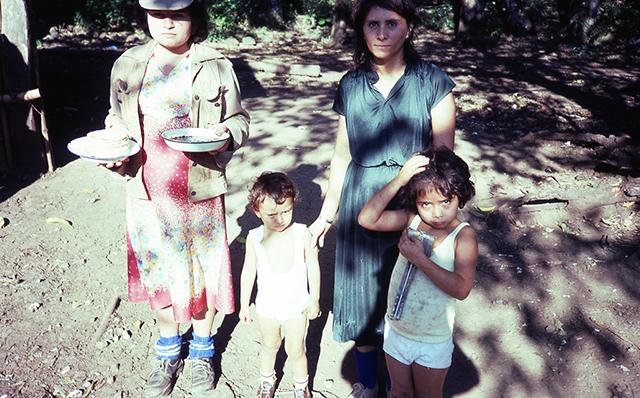Sobrevivientes de la masacre de Santa Cruz se esconden de los soldados al cuarto día del operativo militar. Foto cortesía Philippe Bourgois.