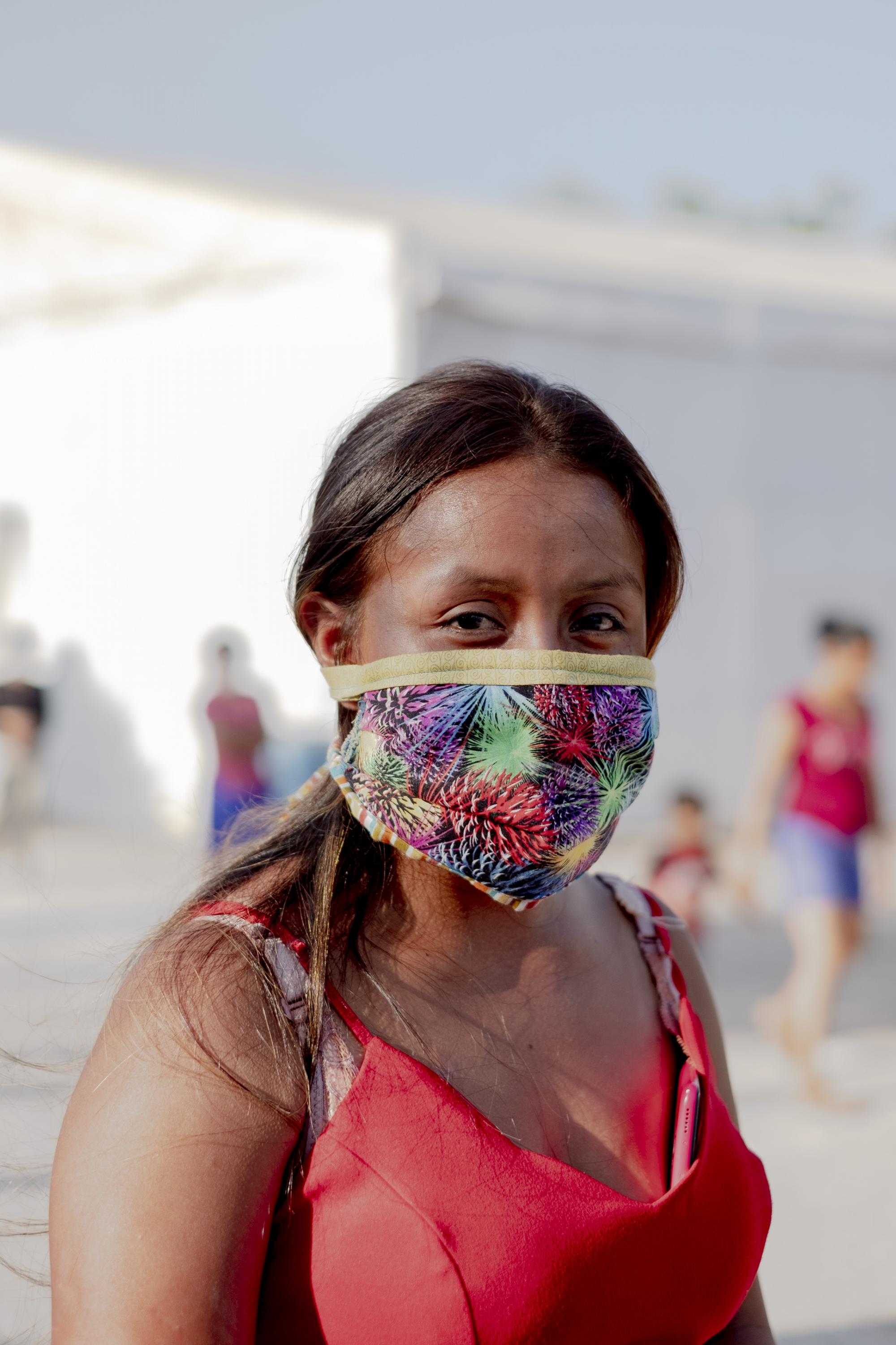 Segundina Pérez tiene 21 años y es de Quetzaltenango, Guatemala. Ella utiliza una mascarilla de tela para evitar contagiarse de coronavirus. La propagación del virus en México ha hecho que algunos migrantes intenten regresar a sus países de origen en autobuses que el Gobierno mexicano que puso a disposición. sin embargo, quienes lo hicieron después de la última semana de marzo encontraron las fronteras de su región cerradas por militares. Están atrapados en México. 
