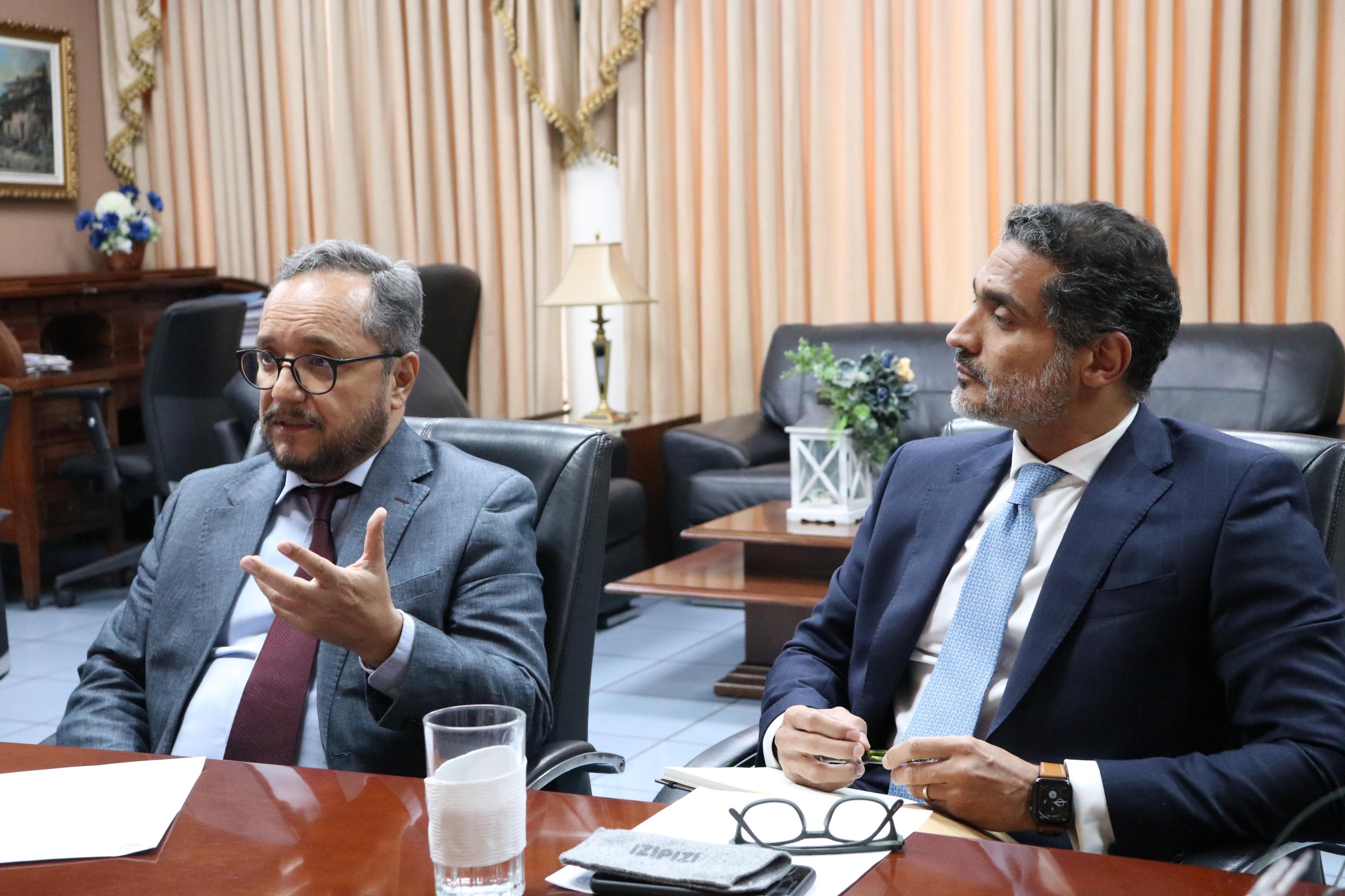 En marzo de 2020, Juan Carlos Gutiérrez participó en una reunión con el comisionado de la Cicíes, Ronald Ochaeta,  y magistrados de la Corte de Cuentas para discutir trabajo en conjunto. Fotografía, cortesía de la CCR. 