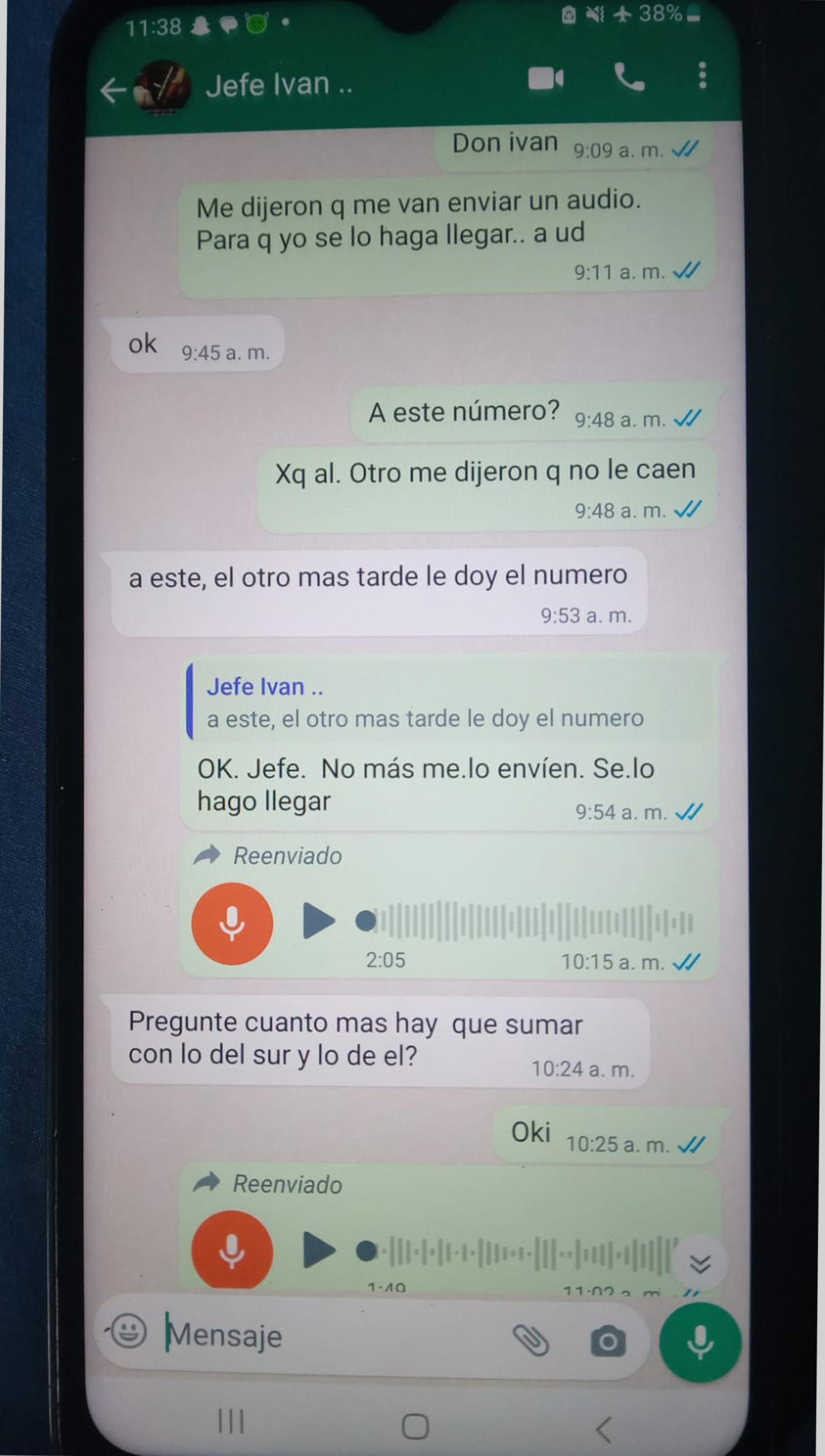 En este pantallazo, el inspector Escuintla pregunta a la hermana de Rafael cuanto cobrará la pandilla 18 Sureños y Rafael por las gestiones con el Cártel Jalisco Nueva Generación. El mensaje está enviado desde el teléfono institucional de Escuintla. 