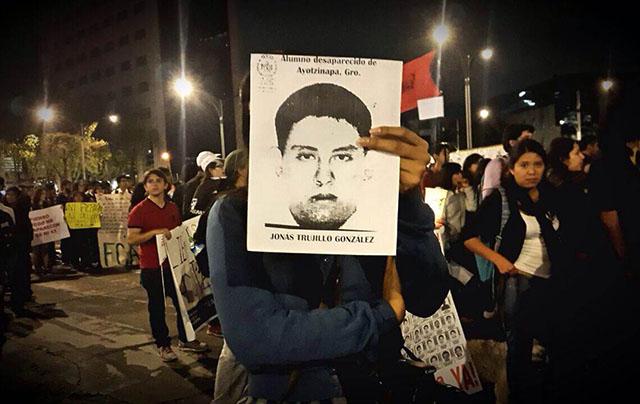 Manifestación del 21 de octubre en México D.F. para pedir justicia para los 43 estudiantes desaparecidos por órdenes del alcalde de Iguala en el estado de guerrero. Foto Fred Ramos