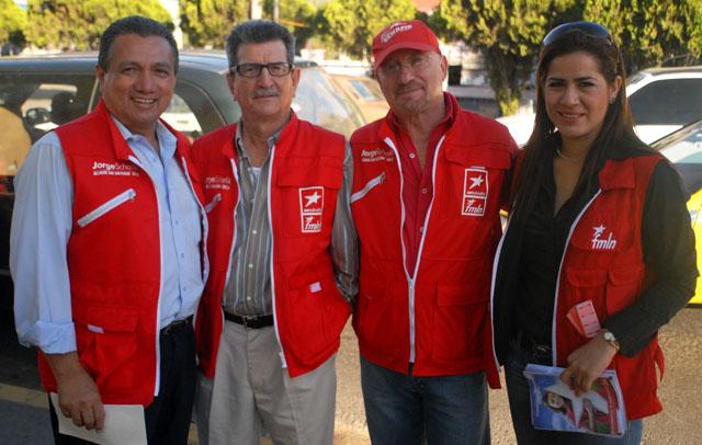 En 2009, Eduardo Linares, segundo de izquierda a derecha, se convirtió en el primer director del OIE proveniente de las filas de la exguerrilla. En la foto (2009), junto al exministro de Justicia y Seguridad (hoy secretario privado de la Presidencia), Manuel Melgar, y la diputada Karina Sosa. 