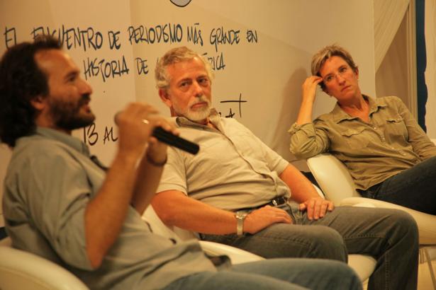 El fotoperiodista Rodrigo Abd (primer plano) expone en un conversatorio durante el Foro Centroamericano de Periodismo 2013, bajo la atenta mirada de los periodistas Gustavo Gorriti y Alejandra Xanic Von Bertrab. Foto archivo El Faro.