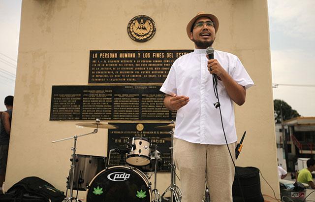 Martín Díaz da una palabras de organizador en una manifestación para la despenalización del consumo de la marihuana en el Monumento a La Constitución de San Salvador el 3 de mayo 2014. Foto Mauro Arias