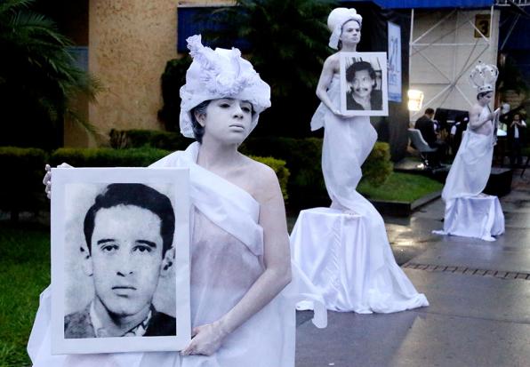 Foto de archivo: Performance durante el evento de traspaso de mando del presidente Sánchez Cerén en julio de 2014. En el performance mostraban imágenes de artistas salvadoreños ya fallecidos. Roque Dalton, en primer plano, fue asesinado por militantes de extrema izquierda, entre ellos Jorge Meléndez, director de Protección Civil del gobierno de Mauricio Funes, y ratificado en el cargo por el presidente Salvador Sánchez Cerén.