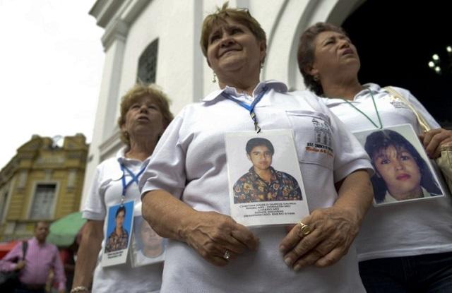 Integrantes del colectivo Madres de la Candelaria reunidas, como lo hacen desde hace 15 años, frente a la iglesia de La Candelaria (Medellín, Colombia) para reclamar al Estado respuestas por sus hijos desaparecidos. Foto Raúl Arboleda (AFP).