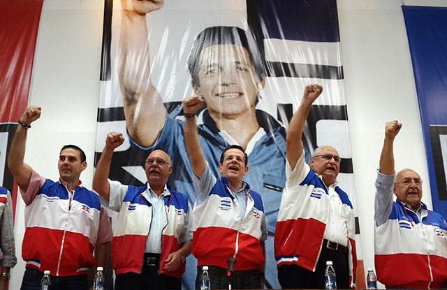 Dirigentes de Arena y exvicepresidentes de la República cantan la marcha de su partido al inicio de la Asamble General en la sede del Coena en San Salvador el sábado 3 de mayo 2014. Foto Gabriel Labrador