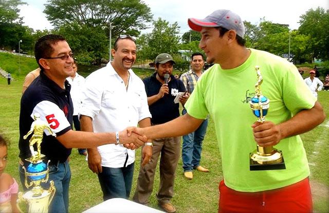 El diputado Reynaldo Cardoza (a la izquierda), del Partido Concertación Nacional (PCN), junto a su suplente en la Asamblea Legislativa, Wilver Rivera Monge (de camisa blanca). Foto de la cuenta de Facebook del diputado Cardoza.
