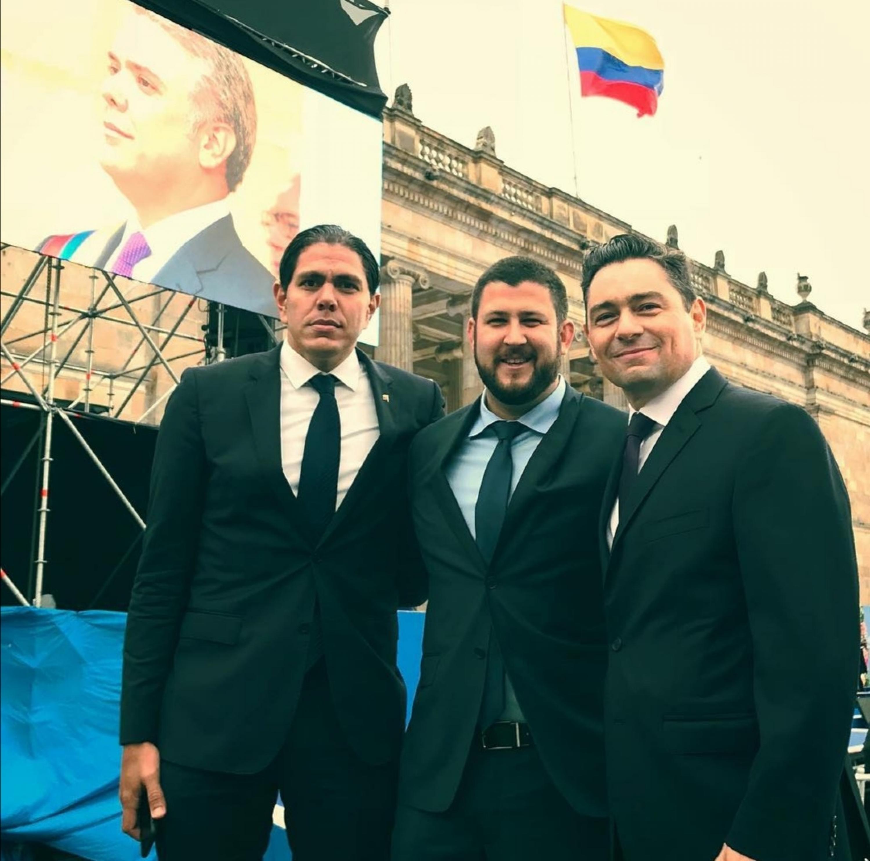 Tres de los principales líderes de Voluntad Popular en el exilio que en 2019 protagonizaron el lobby para conseguir apoyo bipartidista en Washington D.C a favor de Juan Guaidó estuvieron en la toma de posesión de Iván Duque en Colombia. A la izquierda, el entonces coordinador de Coalición Ayuda y Libertad (Florida) y asesor de Nuevas Ideas, Lester Toledo; al centro, el comisionado de la OEA para los migrantes y refugiados venezolanos, David Smolansky; y a la derecha, Carlos Vecchio, embajador en Washington D.C de Juan Guaidó. Foto obtenida de redes sociales.