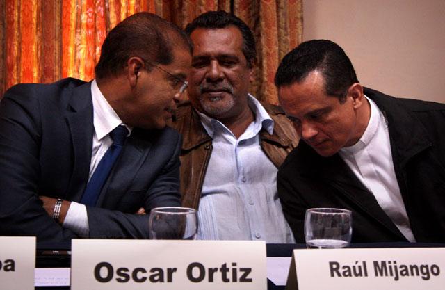 Óscar Ortíz, exalcalde de Santa Tecla y actual vicepresidente de la República, en un evento realizado en un hotel capitalino junto a Raúl Mijango y Fabio Colindres, los principales negociadores de la tregua en enero de 2013. Santa Tecla fue una de las ciudades incluidas en la iniciativa llamada 