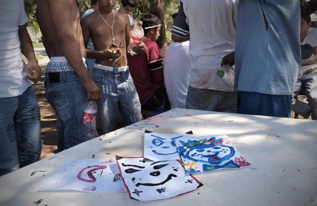 Dentro de un curso del verano, a un grupo de jóvenes del Centro de Inserción Social Sendero de Libertad se le pidió dibujar un rostro que resumiera cómo había sido para ellos el año 2011. Foto Roberto Valencia.