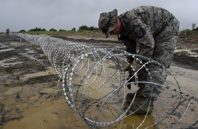 Un soldado estadounidense coloca alabradas para proteger el terreno en el que se levantará un hospital para atender a trabajadores de salud desplazados a Liberia para tratar de combatir la epidemia de ébola desatada en África occidental. Foto Pascal Guyot (AFP).