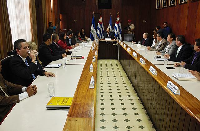 Al menos una docena de decisiones, entre contrataciones y destituciones y cambios de nombres de calles, fueron tomadas por unanimidad de los nuevos integrantes del concejo municipal de San Salvador. Foto: Emely Narro