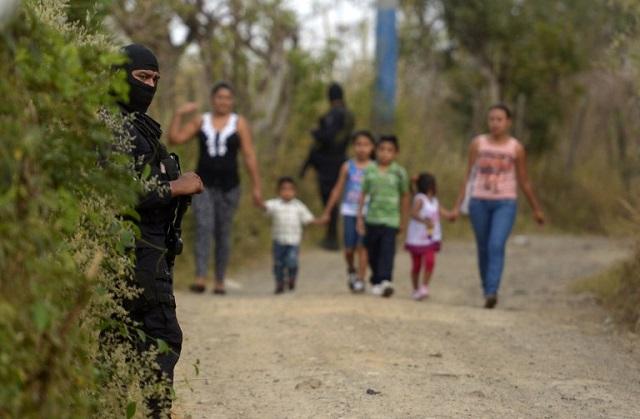 Un policía custodia el área en el que el pasado 26 de marzo ocho jóvenes fueron acribillados por elementos del Grupos de Reacción Policial en San José Villanueva, departamento de La Libertad. La versión oficial asegura que fue un intercambio de disparos. Foto Marvin Recinos (AFP).