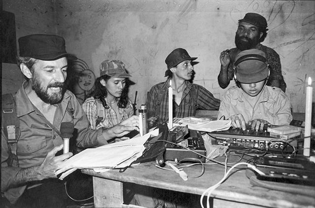 Hernán Vera “Maravilla” (de pie al lado derecho de la fotografía) falleció en México el 10 de agosto. En El Salvador, Maravilla se convirtió en 1981 en una de las voces de Radio Venceremos, la radio clandestina de la guerrilla. En México produjo y editó telenovelas. Foto: Cortesía MUPI.