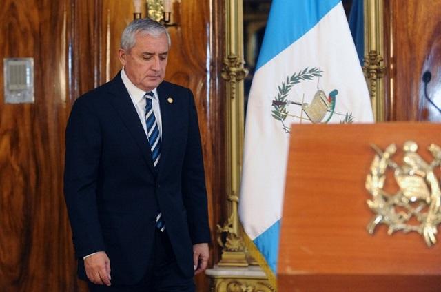 Otto Pérez Molina, presidente de Guatemala, ha sido el blanco de protestas ciudadanas que exigen su renuncia desde que una comisión contra la impunidad, financiada por la comunidad internacional, destapara dos casos de corrupción que afectan a su entorno político cercano. Este 1 de septiembre, el Congreso le quitó la inmunidad. AFP PHOTO/JOHAN ORDOÑEZ