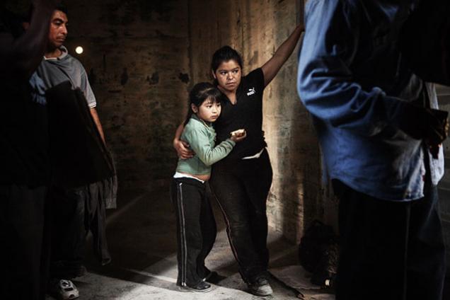 Madre e hija migrantes viajan hacia el norte en el interior de un vagón de tren en el estado mexicano de Chiapas. Foto Toni Arnau/RUIDO Photo