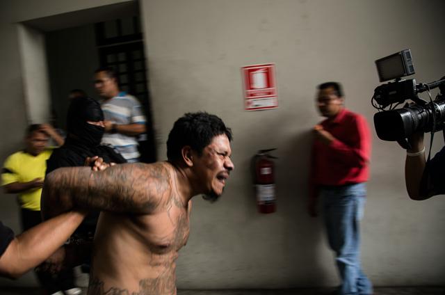 Foto de archivo: Adalberto Méndez Vásquez, 29 años, capturado el 15 de abril de 2015, acusado del homicidio de un agente de la PNC en Santa Ana. Foto: Fred Ramos   Captura de pandillero acusado de asesinar a un policia. Abril, 2015. Foto: Fred Ramos