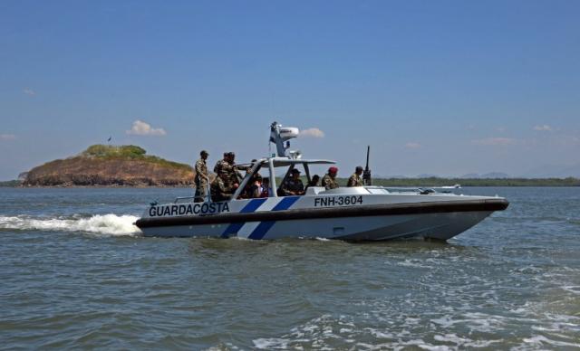 Una patrullera artillada trasladó en marzo de este año al presidente Juan Orlando Hernández a isla Conejo, donde ondea la bandera hondureña. Foto archivo El Faro.