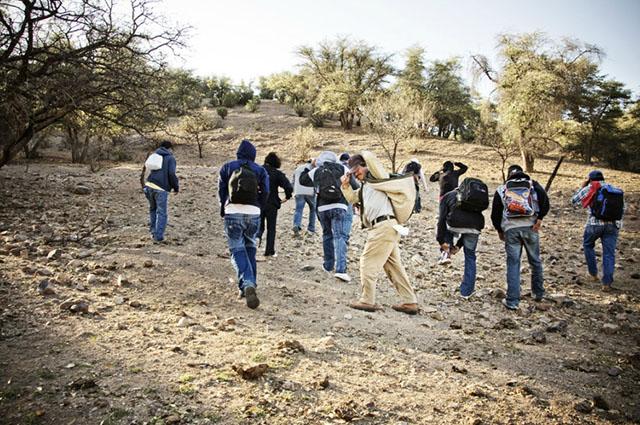 Migrantes inician su travesía por el desierto de Sonora guiados por un coyote. Foto Eduardo Soteras