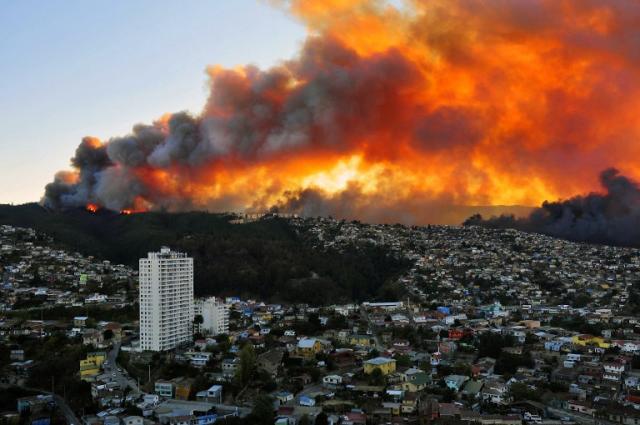La ciudad de Valparaíso (Chile) ha sido afectada por un voraz incendio que ha dejado al menos 15 fallecidos y unos 11,000 damnificados. Foto Alberto Miranda (AFP).