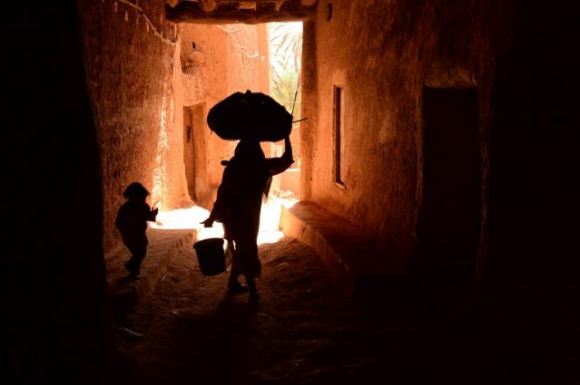 Una mujer y su hija caminan en la parte vieja de Tinghir, una ciudad de Marruecos en la que judíos y musulmanes brindaron alguna vez al mundo entero un ejemplo de convivencia interreligiosa. Foto Fadel Senna (AFP).