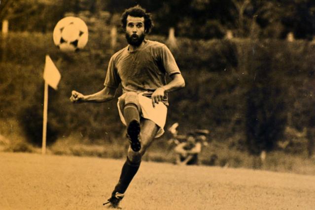 Imagen de archivo del futbolista brasileño Afonsinho, uno de los que combatió desde dentro y fuera de la cancha la dictadura militar (1964-1985). Foto Christophe Simon (AFP).