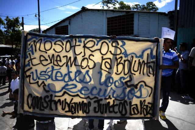 Miembros de la Mara Salvatrucha participaron de la ceremonia oficial del jueves 24 de enero, donde se declaro a Santa Tecla un municipio libre de violencia en la comunidad El Pino﻿. Una pancarta fue elaborada por los pandilleros tecleños, predominantemente de la MS-13,  para mostrar al país su postura frente a la segunda fase de la tregua.﻿" /></div> <figcaption class=