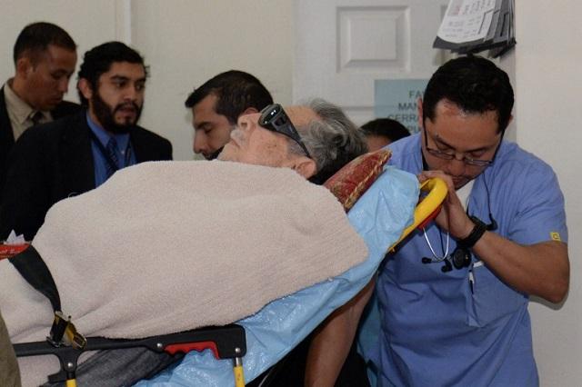 El general Jose Efrain Rios Montt fue trasladado en camilla al Tribunal de Mayor Riesgo B, en Ciudad de Guatemala. Foto Orlando Estrada (AFP).
