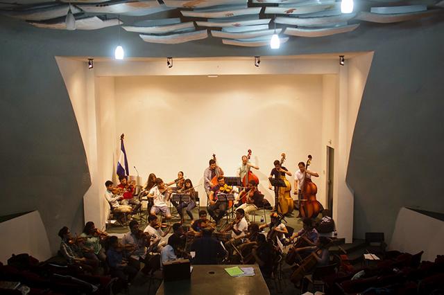 Este es el auditorio de La Geo en el que la JOES ensayó para el concierto del 10 de julio. Después de años de ensayar en garajes y alquilar locales en academias, este es el espacio más apropiado en el que han preparado un concierto. Foto: Emely Navarro.