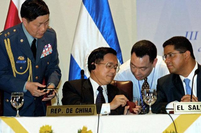 En esta imagen del 25 de mayo de 2001 aparecen el entonces presidente taiwanés Chen Shui-bian (desde hace años en prisión por condena de corrupción) y el presidente salvadoreño Francisco Flores durante un encuentro de presidentes de Centroamérica en San Salvador. Flores fue acusado en 2014 por el desvío de 15 millones de dólares donados por Taiwán. / Foto de Edgar Romero (AFP PHOTO)