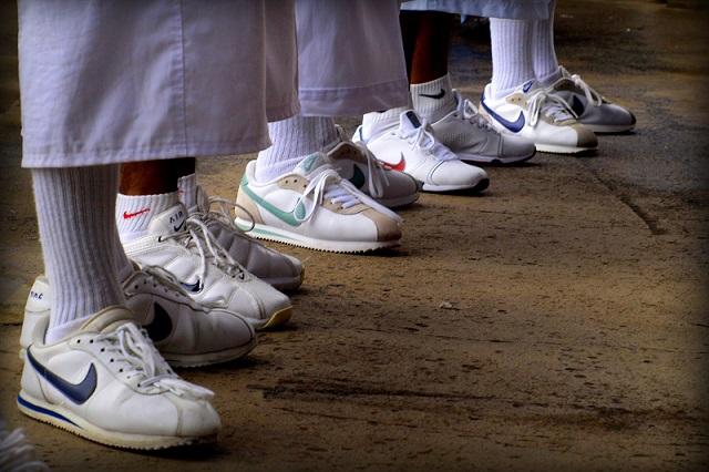 En El Salvador, calzar el modelo Cortez de la firma Nike en territorios controlados por las maras se ha convertido en un acto de ignorancia o de temeridad extremos, ya que son uno de los tenis predilectos de los pandilleros. Foto Roberto Valencia.