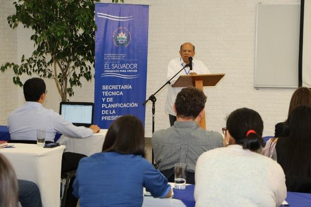 El director de la DIGESTYC da una intervención en el taller de consulta para la Encuesta de Hogares 2016 en septiembre de 2015. Este taller fue realizado incluso dos meses antes de que, por fin, el gobierno decidiera hacer públicos los resultados de la Encuesta de Hogares 2014. Foto Secretaría Técnica de la Presidencia 