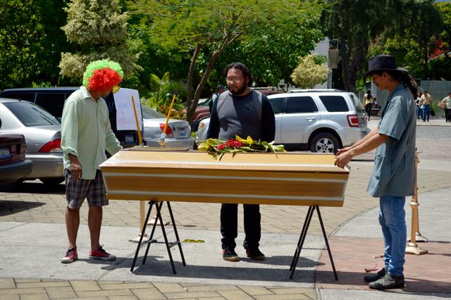 Estudiantes hacen una parodia sobre la muerte de la institucionalidad en la Universidad de El Salvador. 