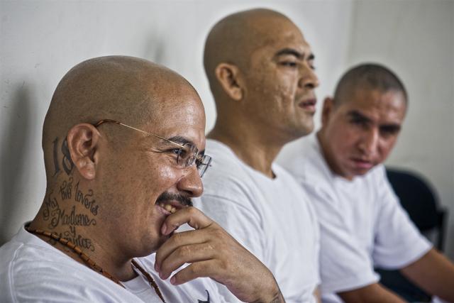 De izquierda a derecha: Carlos Alberto Rivas Barahona, (a) Chino Tres Colas; José Teodoro Cruz Gómez, (a) Guasón; y César Daniel Renderos Díaz, (a) Muerto de Las Palmas. Foto Pau Coll.