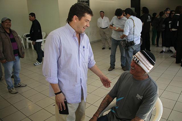 Carlos Martínez, periodista de El Faro, conversa con Carlos Lechuga alias El viejo Lyn después de una conferencia de prensa en el penal de Mariona. 19 de enero 2013. Foto Mauro Arias