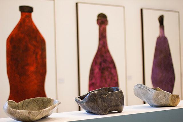 Detalle del montaje de la exposición Botellas y cuencos de Katya Romero. Foto Emely Navarro