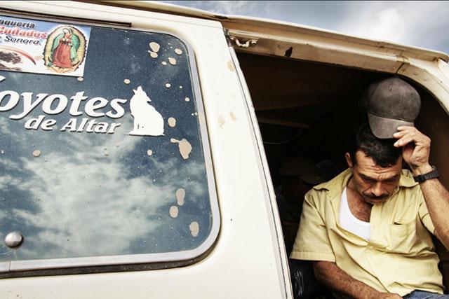 Microbus utilizado por coyotes para transportar a sus clientes hacia la frontera de Estados Unidos en el estado de Sonora. Foto Eduardo Soteras