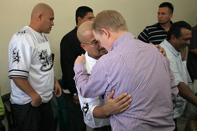 Carlos Barahona alias Chino tres colas, líder de la pandilla Barrio 18, platica con Adam Blackwell después de una conferencia de prensa el 19 de enero 2013 en el penal La Esperanza en Mariona, San Salvador. Foto archivo El Faro/Mauro Arias