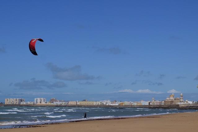 El centro histórico visto desde la playa de la Victoria, ubicada a pocas cuadras del Ramón de Carranza. Los fuertes vientos, consecuencia directa de su ubicación geográfica, son un rasgo de identidad de la ciudad.