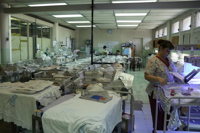 A diferencia del hospital 1° de mayo del ISSS, que entre 2009 y 2012 empleó un fármaco dañino en recién nacidos, el hospital de Maternidad (en la imagen) se ha abstenido de usar el Midazolam en neonatos porque considera que hay riesgos en su uso y hay otras medicinas que provocan los mismos resultados.