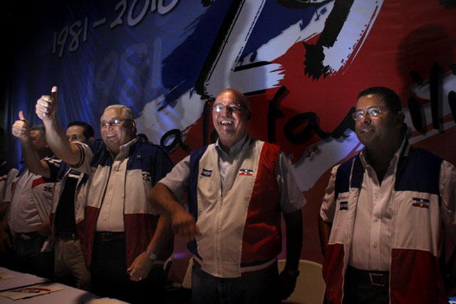 Alfredo Cristiani en un acto de su partido Arena en 2010 junto a Armando Calderón Sol y Francisco Flores. Foto El Faro/Archivo