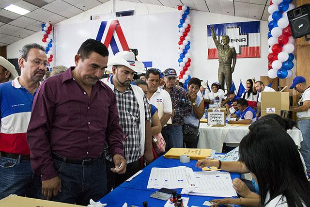 Elecciones internas de Arena, el domingo 24 de agosto 2014,  para elegir candidatos para diputados y alcaldes del departamento de San Salvador en el Coena, Col. Flor Blanca de San Salvador. Foto Jimmy Alvarado