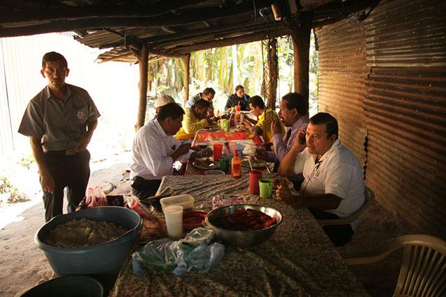Empleados del Ministerio de Relaciones Exteriores y otras instituciones vecinas a la comunidad aprovechan los precios bajos de los almuerzos de este comedor en el corazón del caserío El Espino. Entre los vecinos del caserío El Espino está Cancillería y de instituciones más recientes como la Academia Internacional para el Cumplimiento de la Ley (ILEA). Los pobladores cuentan que por décadas lo único que rodeaba sus casas eran cafetales. Foto archivo El Faro/Mauro Arias