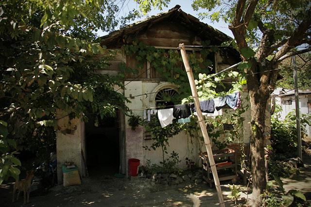 Este edificio era parte de la enorme cocina donde se preparaban los alimentos para los cortadores de café de la finca El Espino. La alimentación era parte del pago y así lo estipulaba la ley. Hace décadas los Dueñas facilitaron la vivienda para sus colonos.