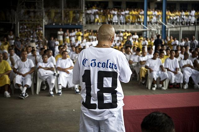 Chino Tres Colas, uno de los líderes del Barrio 18, dio un discurso sobre la unidad del Barrio 18 en un evento con presencia de la prensa el 19 de junio de 2012.  Ese día se celebraban en el penal de Izalco, cien días de la tregua entre las pandillas. Foto RUIDO/Pau Coll