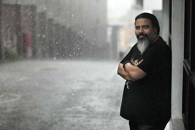 Simón Varela, ilustrador salvadoreño. Foto El Faro/Mauro Arias