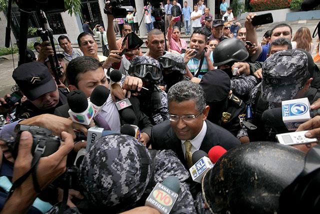 Custodiado por la PNC, Francisco Flores abandona el Centro Judicial Isidro Menéndez después de presentarse el 5 de septiembre de 2014 al juzgado Primero de Paz de San Salvador. Foto Mauro Arias